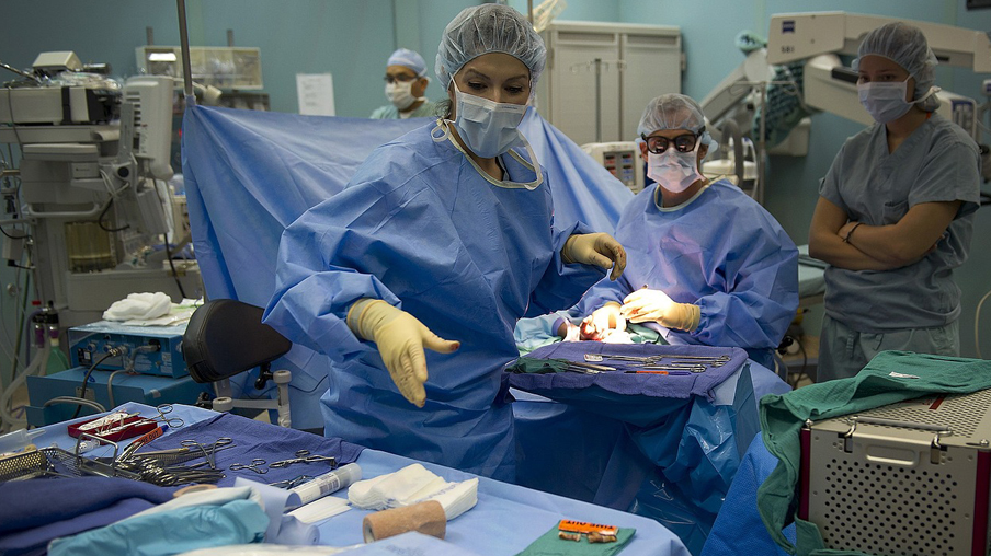 Sanitarios en una intervención quirúrgica